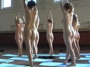 Gruppo di giovani ragazze nude che fanno yoga