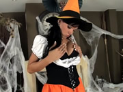 Brunetta in costume e lingerie per Halloween