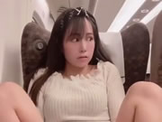 Ragazza troia asiatica che si masturba sull'aereo