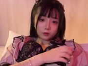 Una graziosa ragazza asiatica si masturba con un dildo di cristallo